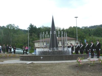 Il monumento e alcuni rappresentanti dell Arma dei Carabinieri   