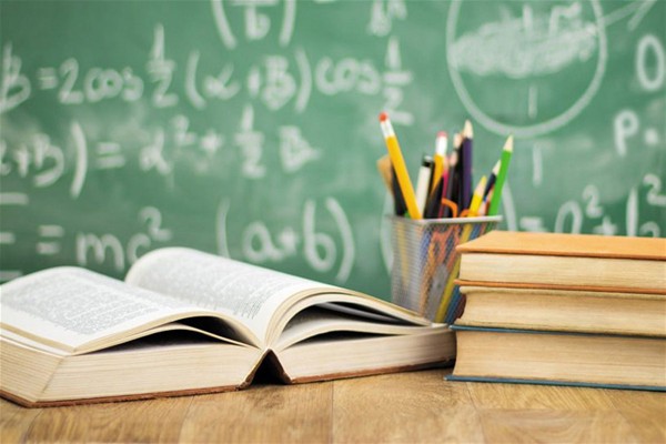 libri di scuola e lavagna