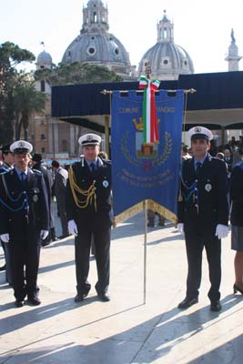 Il Comandante Marcello Ferrari e gli agenti di PM Alfredo Groppo e Massimo Lorenzelli col Gonfalone